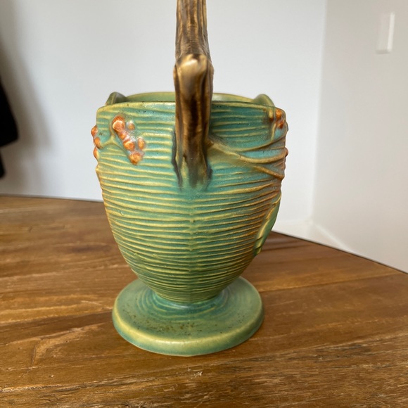 ROSEVILLE BUSHBERRY BASKET , VINTAGE POTTERY , Excellent Condition $79 - Picture 3 of 15